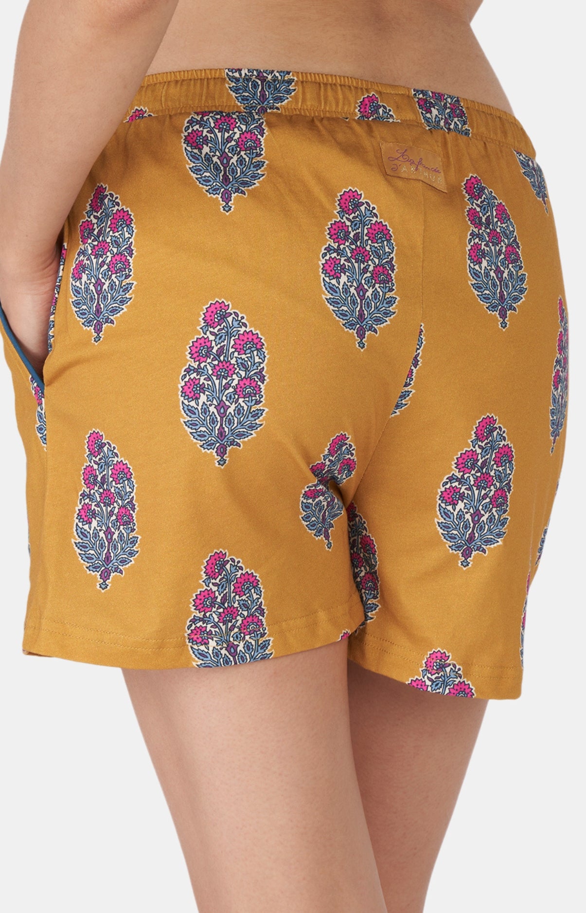 Short Holie 1