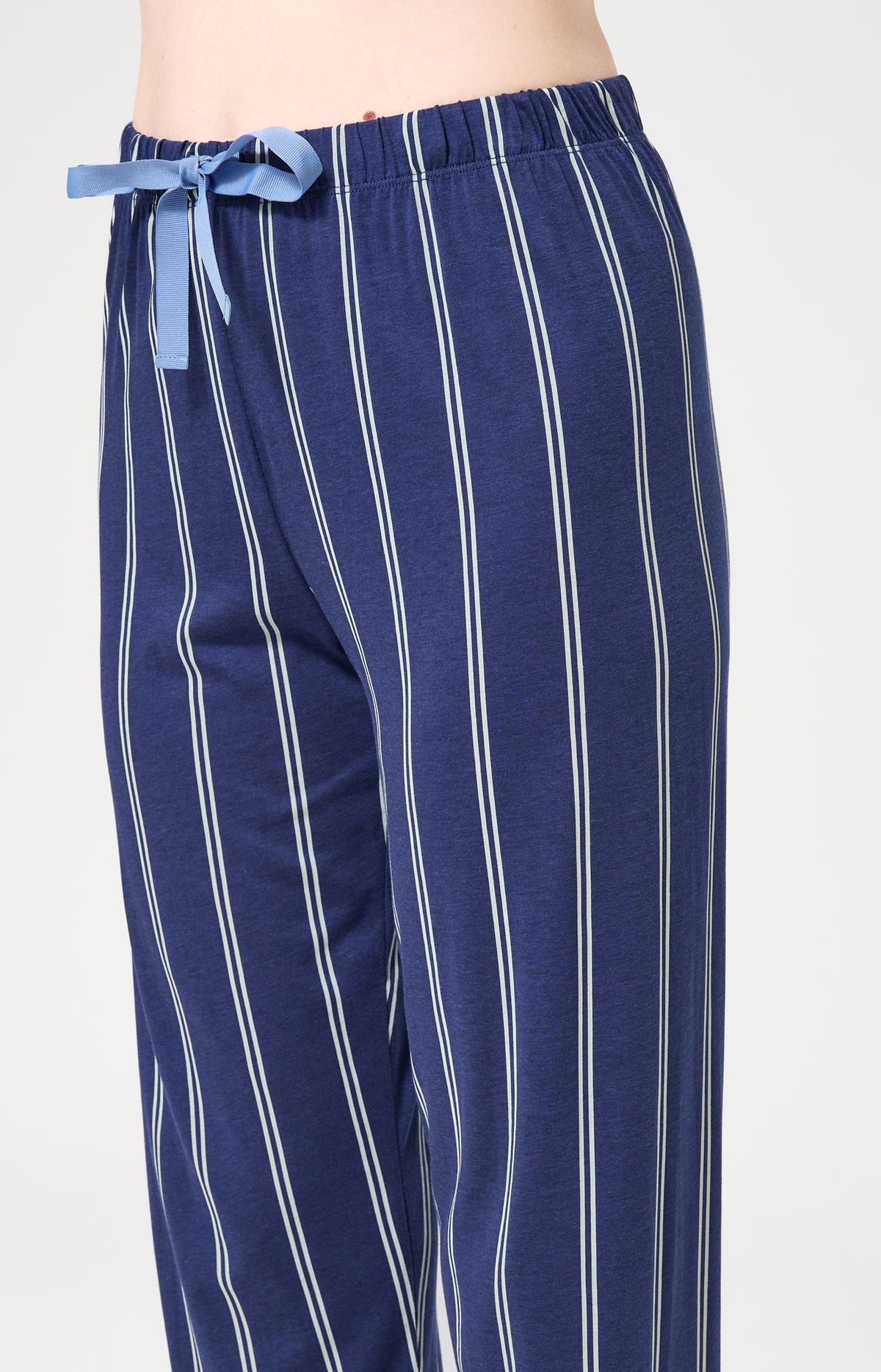 Pyjama long boutonné à rayures bleu marine femme 8