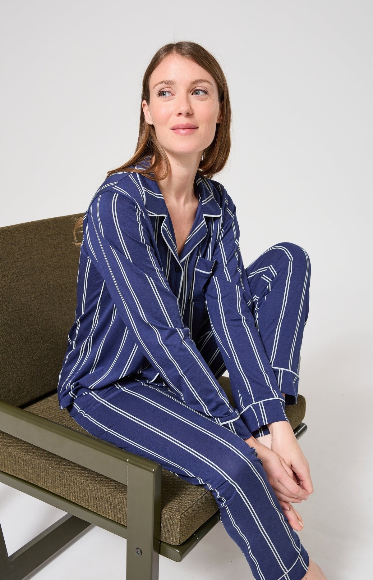 Pyjama long boutonné à rayures bleu marine femme 9