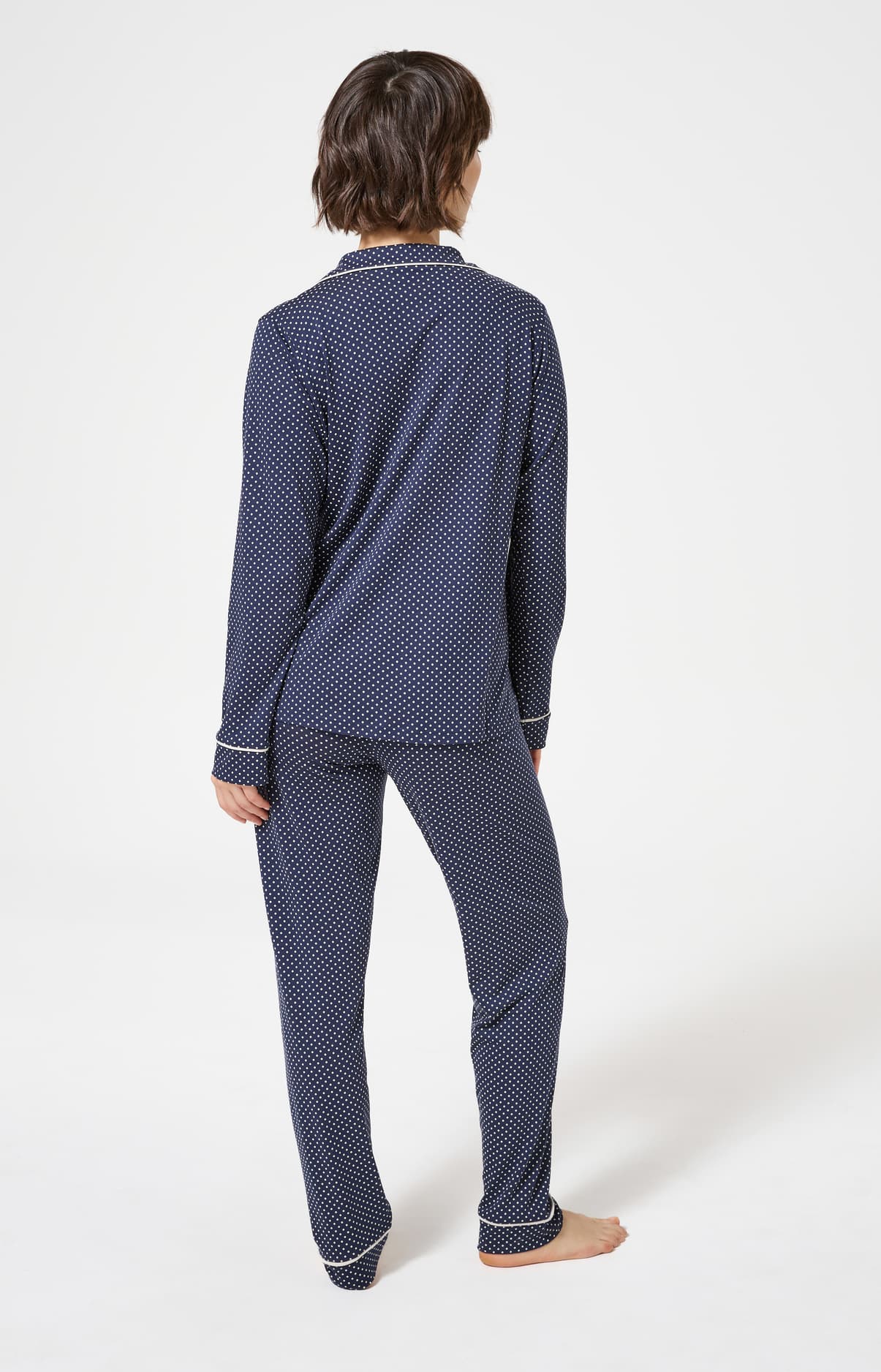 Pyjama long boutonné à pois bleu marine femme 7