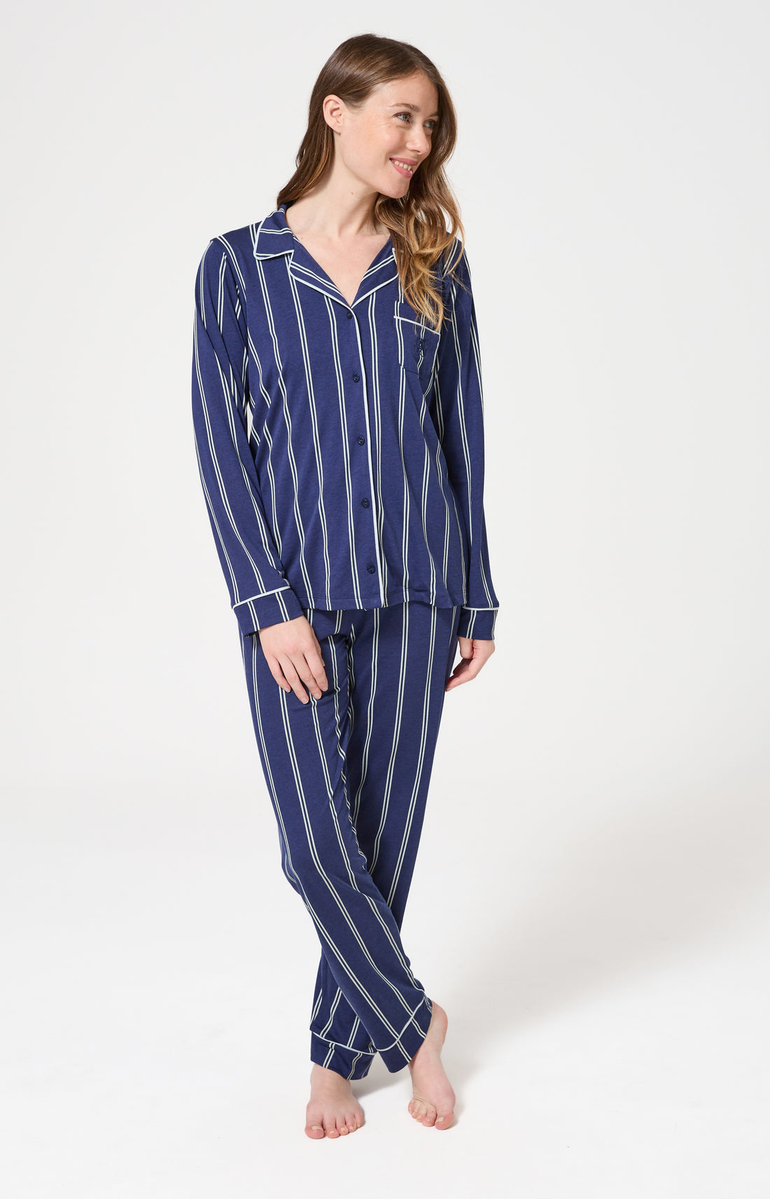 Pyjama long boutonné à rayures bleu marine femme 1