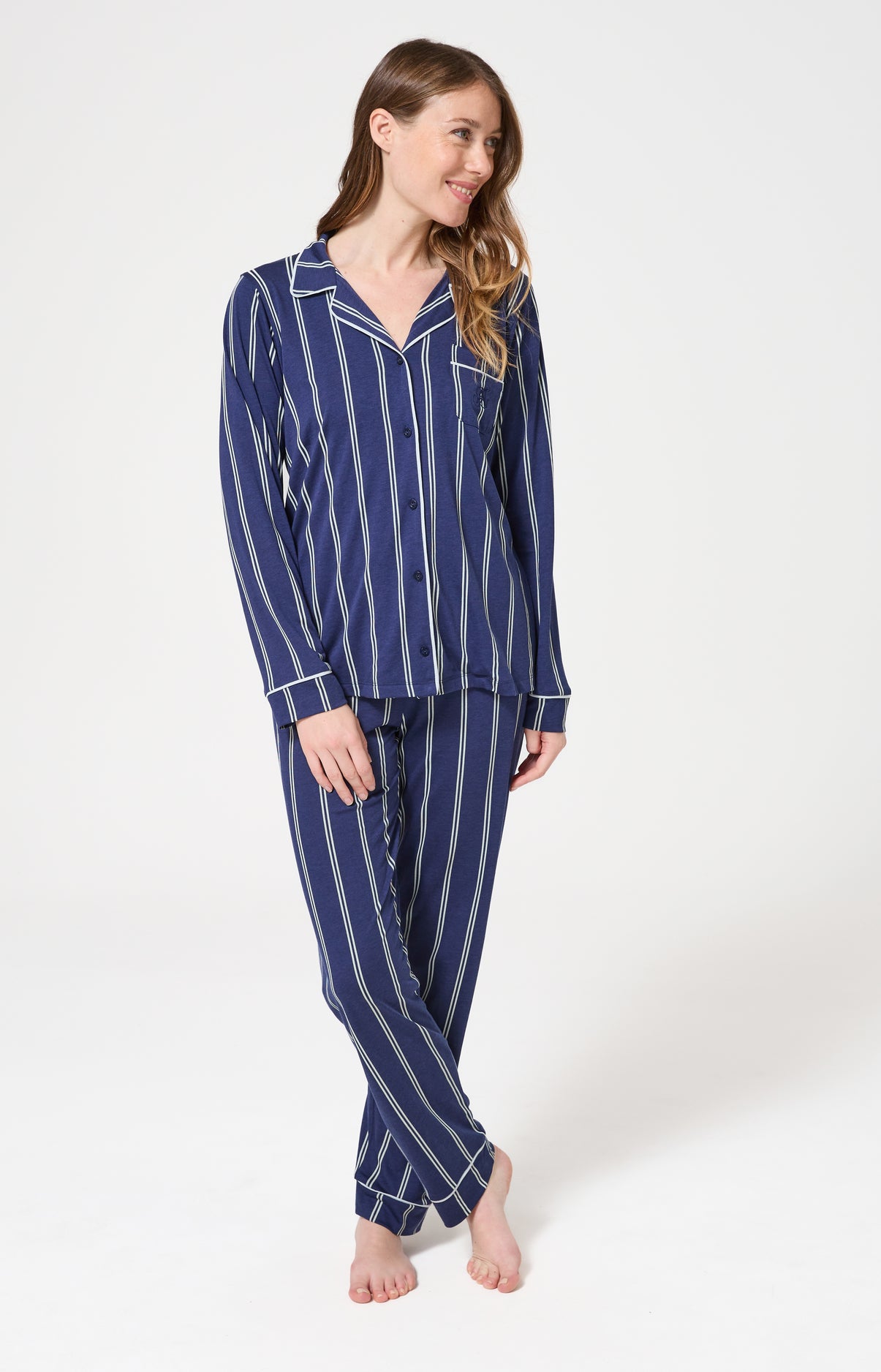 Pyjama long boutonné à rayures bleu marine femme 1